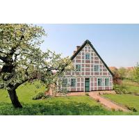 2950_8458 Wohnhaus mit Fachwerk im Alten Land - blühender Obstbaum. | 